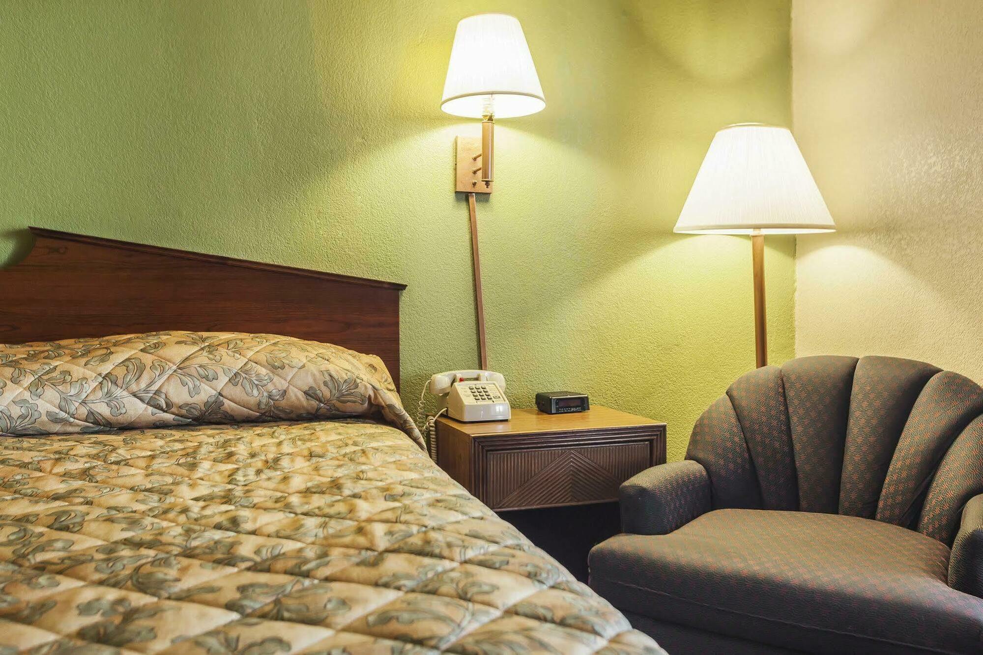 Econo Lodge Inn & Suites Denver Esterno foto